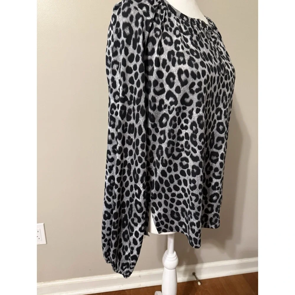 Michael Kors Women's Animal Print Long Sleeve Blouse V-Neck Silver Detail Sz M